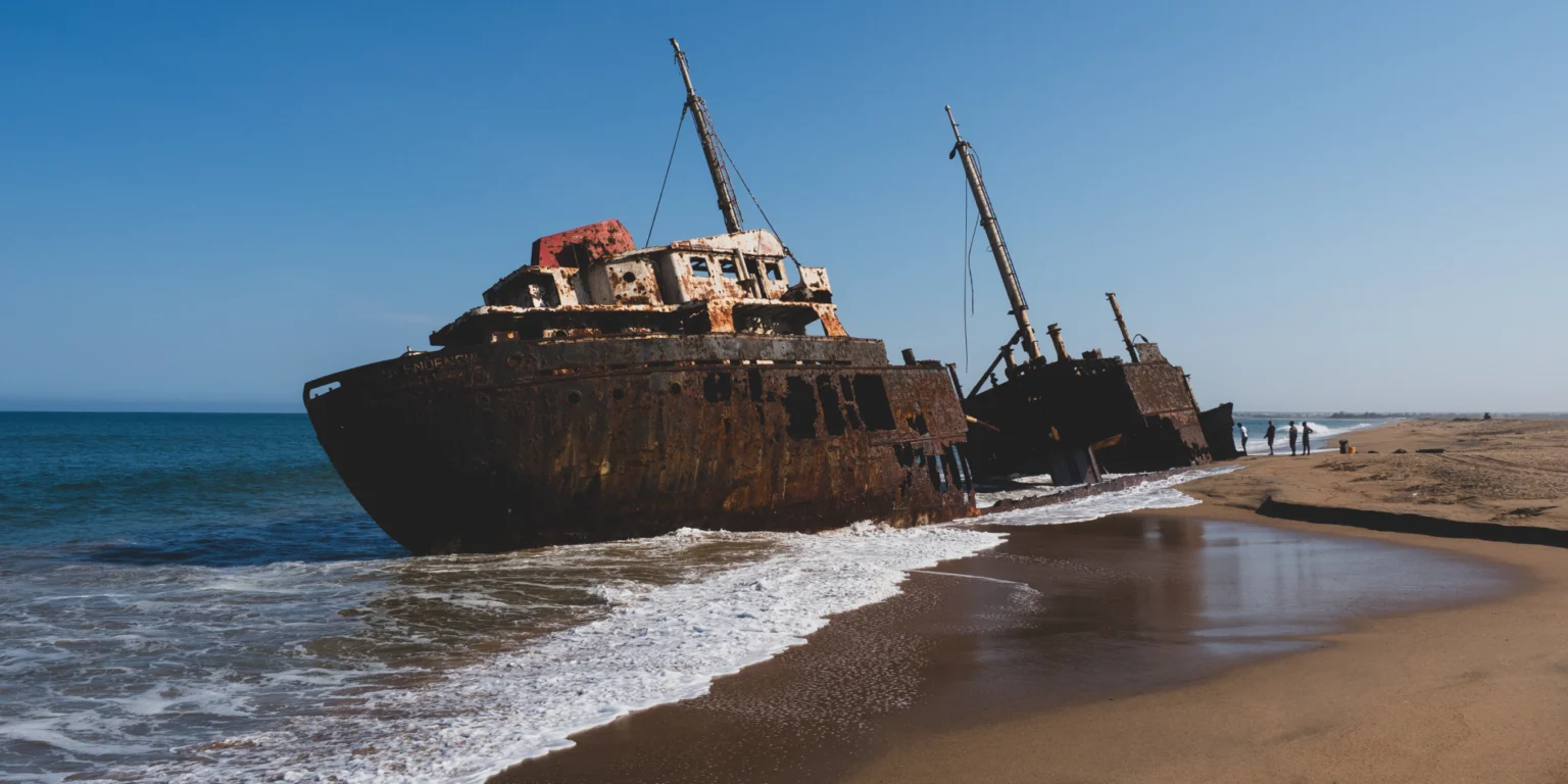 Viaje Grupal Angola Barco Ruina