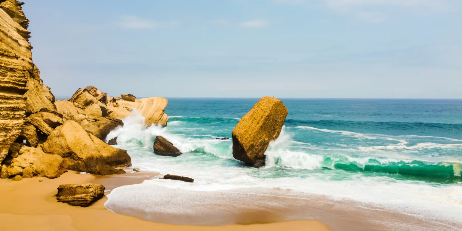 Viaje Grupal Angola Playa Mar Rocas